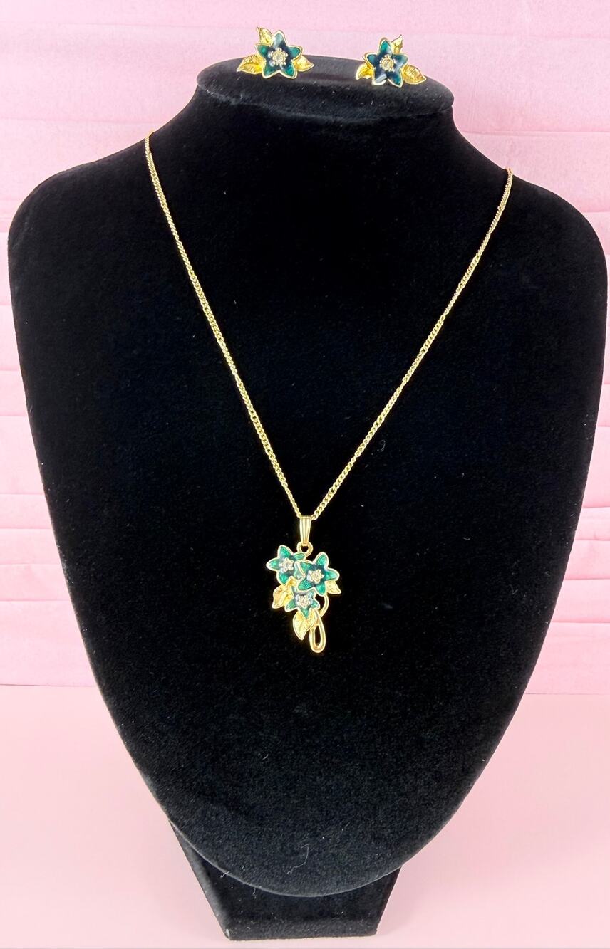 Vintage Avon Pretty Blossoms Gold Tone Flower Pendant 18" Necklace Earring Set